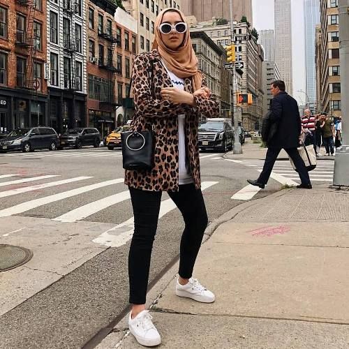 Cantiknya Motif Leopard Buat Foto OOTD; Jauh Banget dari Kesan Seram!