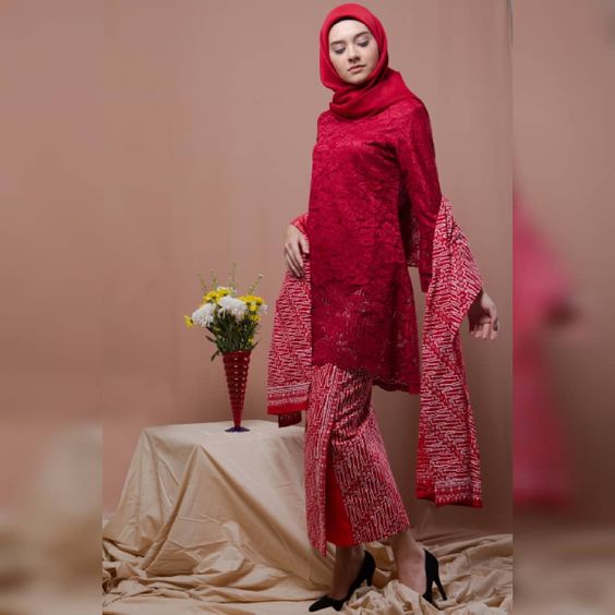 Jarang Dilirik Padahal Cantik, Ini 9 Bukti Kalau Kebaya Warna Merah Nggak Kalah Menawan!