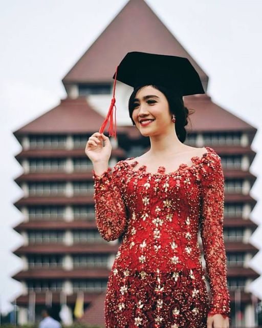 Jarang Dilirik Padahal Cantik, Ini 9 Bukti Kalau Kebaya Warna Merah Nggak Kalah Menawan!