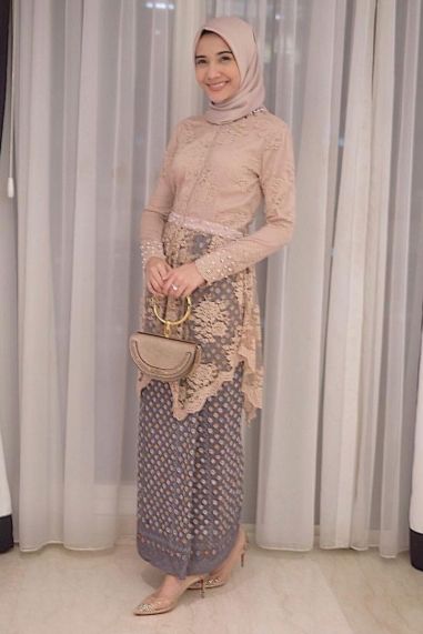 Cantiknya Kebaya Bernuansa Cokelat Berbahan Kombinasi. Simpel tapi Terlihat 'Mahal'!