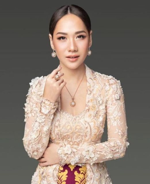 9 Ide Kebaya Lokal Bermotif Bunga 3D; Cantik dan Elegannya Lebih Nyata!