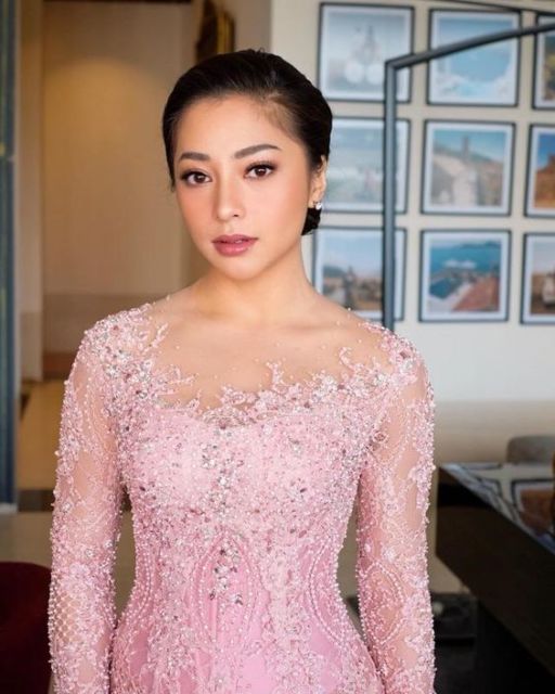 9 Ide Kebaya Lokal Bermotif Bunga 3D; Cantik dan Elegannya Lebih Nyata!