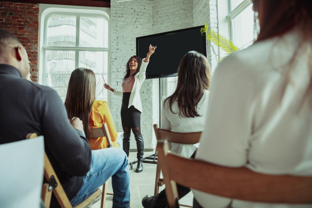 7 Tips Public Speaking ala si Pemalu, Simon Sinek. Cocok Dipraktikkan Saat Presentasi Pekerjaan