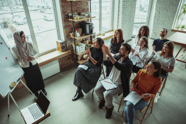 7 Tips Public Speaking ala si Pemalu, Simon Sinek. Cocok Dipraktikkan Saat Presentasi Pekerjaan