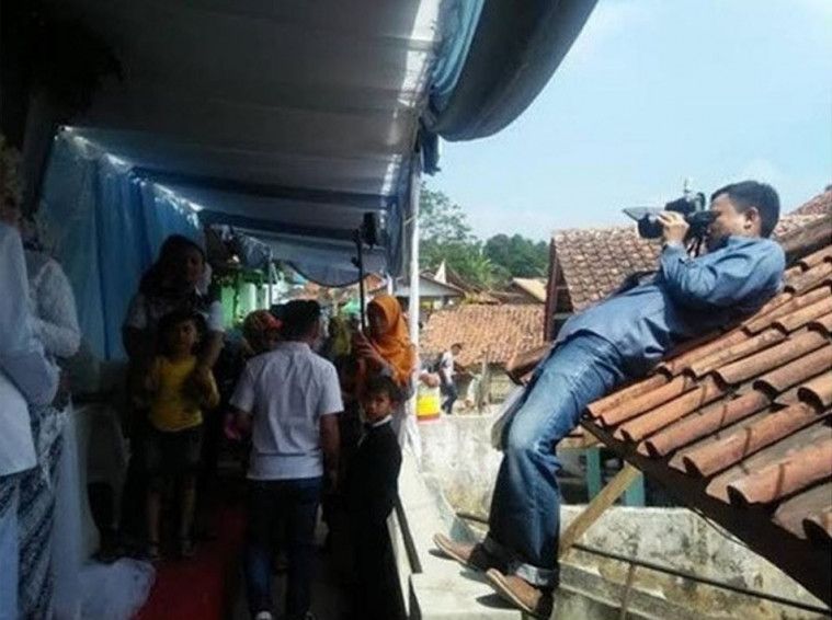 Rela Lakukan Apa Saja demi Pekerjaan, 11 Kekocakan Orang ini Layak Diapresiasi. Totalitas!