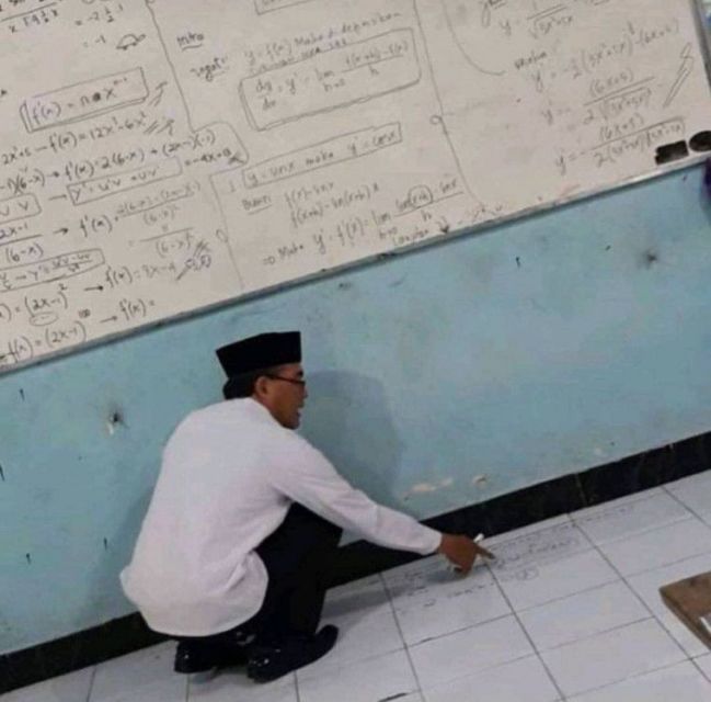 Rela Lakukan Apa Saja demi Pekerjaan, 11 Kekocakan Orang ini Layak Diapresiasi. Totalitas!