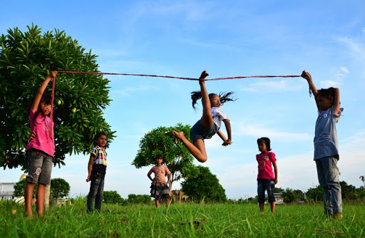 Mengenang 8 Permainan Tradisional Indonesia Beserta Filosofi yang Terkandung di Dalamnya