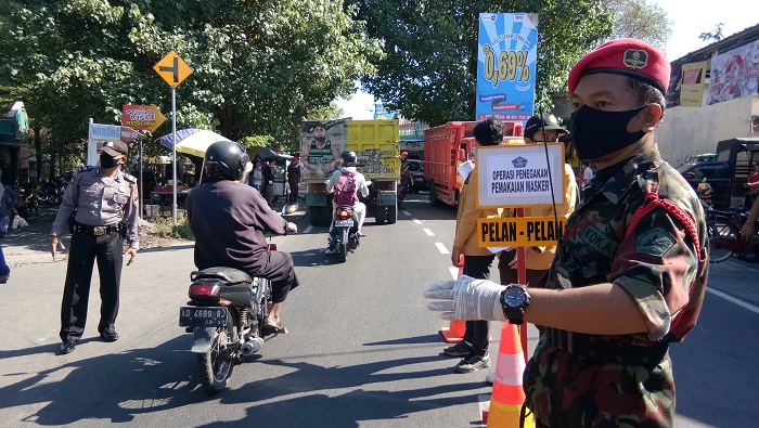 Memberi Kesadaran, ini 5 Hukuman Unik untuk Mereka yang Tak Pakai Masker. Ada Hukuman Nyanyi~