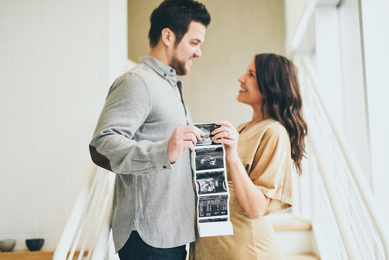 7 Foto Kehamilan Bergaya Santai yang Bisa Mama Lakukan di Rumah. Modal Kamera Sendiri, Bisa~