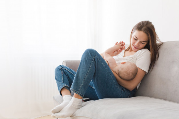 6 Manfaat Menyusui untuk Fisik dan Mental Ibu. Siapa Bilang Cuma Bermanfaat untuk si Bayi?