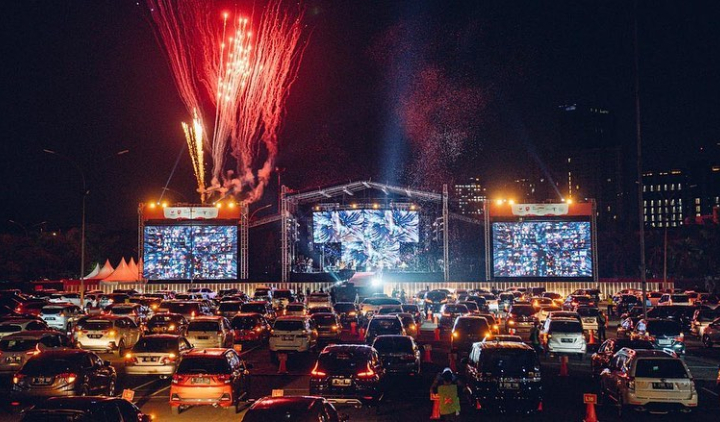 Serunya Konser Musik Drive-In di Jakarta, Tepuk Tangan Penonton Diganti Klakson Mobil Bersahutan