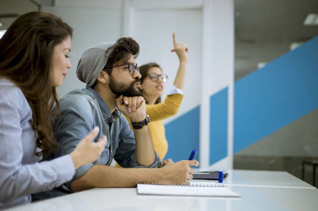 7 Tips Public Speaking ala si Pemalu, Simon Sinek. Cocok Dipraktikkan Saat Presentasi Pekerjaan