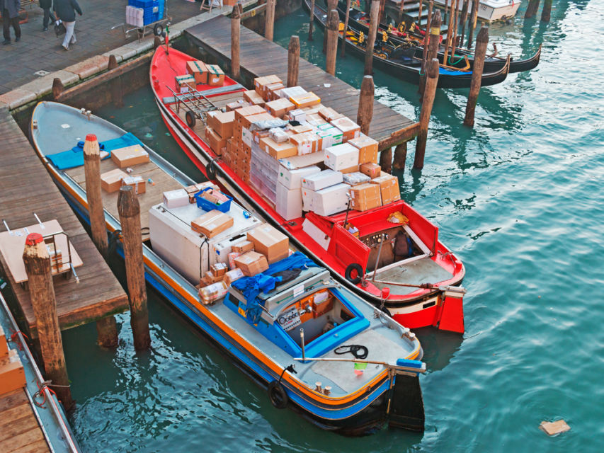 5 Petugas Delivery Paling Unik di Dunia. Ada yang Khusus Antar Pizza ke Hotel Bawah Laut