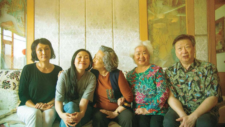 Untukmu yang Sedang Rindu Nenek, Menonton Film ‘The Farewell’ Akan Sedikit Mengobati