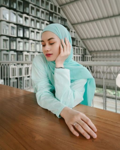 Tips dan Trik Tampil Percaya Diri dengan Gaya Hijab Ala Dinda Hauw. Penting Nih!