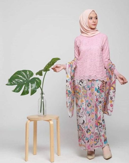 5 Potret Hijabers yang Sukses Tampil Feminin dengan Kebaya Selendang. Jadi Elegan Gitu!