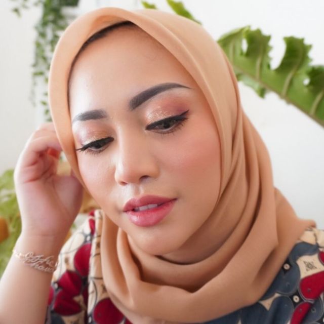 Potret Terkini Rachel Vennya dengan Kacamata dan Pashminanya. Cantik Banget, Buna!