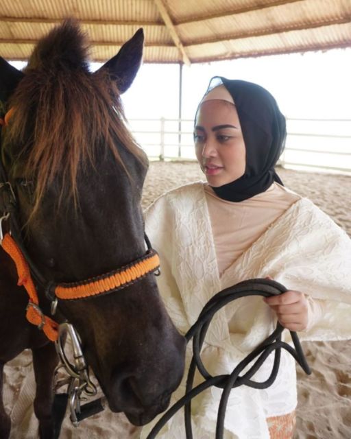 Potret Terkini Rachel Vennya dengan Kacamata dan Pashminanya. Cantik Banget, Buna!