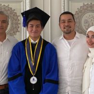 Wisuda Online, Putra Anissa Trihapsari Bahagia Didampingi Kedua Ayahnya. Beruntung Banget!