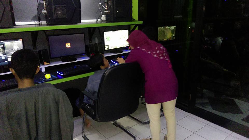 11 Potret Kocak Emak-Emak Hobi Main Game. Wajar kok, Sekarang Zamannya E-Sport, Guys~