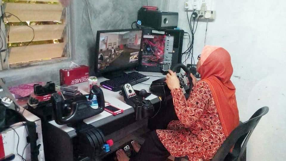 11 Potret Kocak Emak-Emak Hobi Main Game. Wajar kok, Sekarang Zamannya E-Sport, Guys~