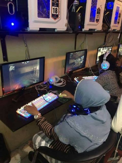 11 Potret Kocak Emak-Emak Hobi Main Game. Wajar kok, Sekarang Zamannya E-Sport, Guys~