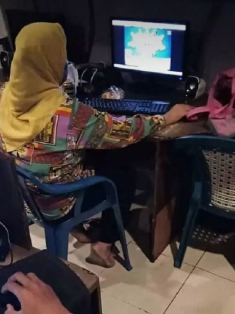 11 Potret Kocak Emak-Emak Hobi Main Game. Wajar kok, Sekarang Zamannya E-Sport, Guys~