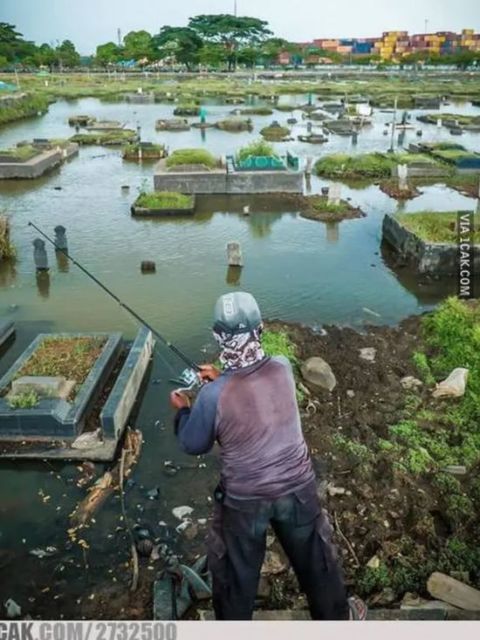 11 Kelakuan Kocak Orang Saat Mancing. Istri Mana yang Nggak Heran Lihat Lakinya Punya Hobi Begini?