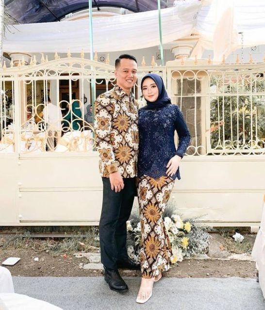 8 Desain Busana Couple Beda Warna tapi Tetap Senada. Elegan Plus Mesra!