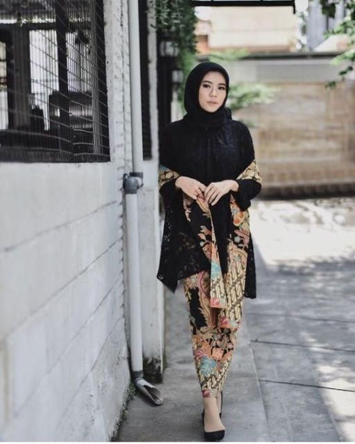 5 Potret Hijabers yang Sukses Tampil Feminin dengan Kebaya Selendang. Jadi Elegan Gitu!