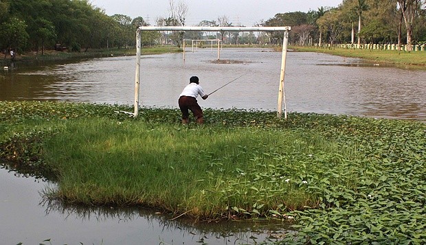 11 Kelakuan Kocak Orang Saat Mancing. Istri Mana yang Nggak Heran Lihat Lakinya Punya Hobi Begini?