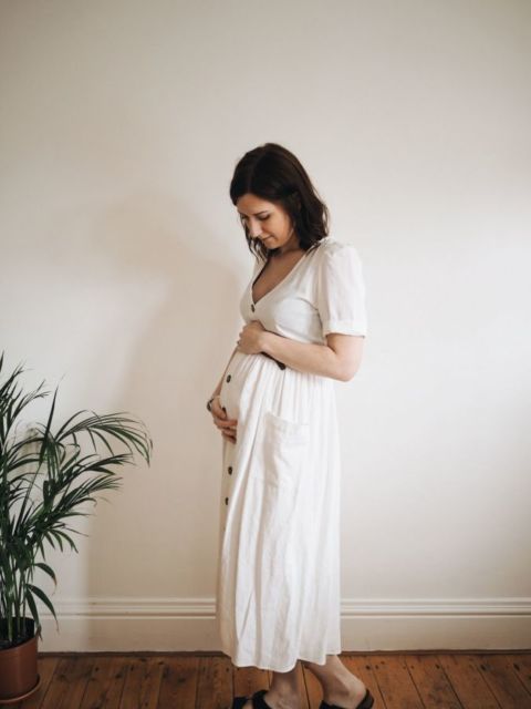 8 Ide Maternity Style dengan Button Dress yang Kekinian. Nyaman dan Bikin Kelihatan Awet Muda