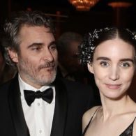 Selamat! Joaquin Phoenix dan Rooney Mara Dikaruniai Anak Pertama. Namanya Sangat Berarti