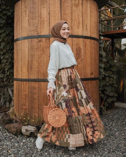 8 Motif Rok Terlaris yang Cocok Dipakai Cewek Tomboi Sampai Feminin