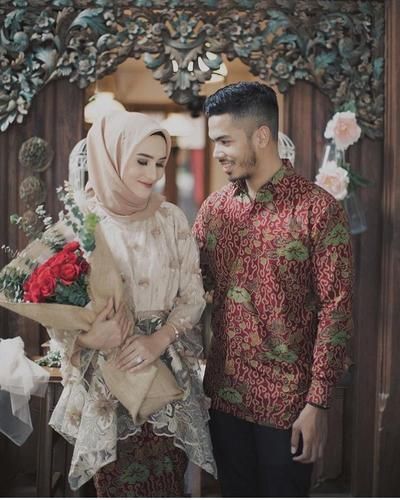 8 Desain Busana Couple Beda Warna tapi Tetap Senada. Elegan Plus Mesra!