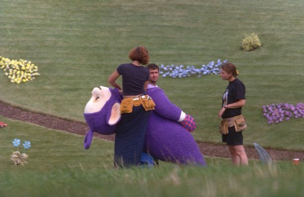 11 Foto Jadul Proses Syuting Teletubbies. Bikin Kaget, Ternyata Beda dari Bayangan Masa Kecil