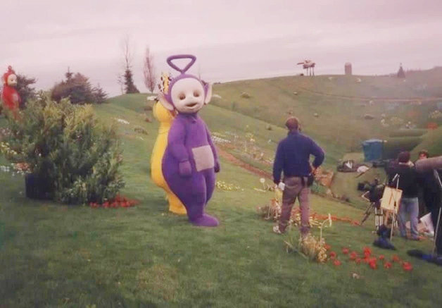 11 Foto Jadul Proses Syuting Teletubbies. Bikin Kaget, Ternyata Beda dari Bayangan Masa Kecil