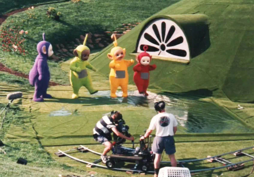 11 Foto Jadul Proses Syuting Teletubbies. Bikin Kaget, Ternyata Beda dari Bayangan Masa Kecil