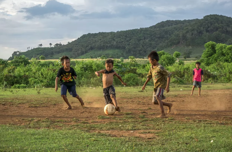 Nostalgia Main Bola Plastik Zaman Kecil. Belinya Patungan, Main 5 Menit Bolanya Nyangkut di Genteng