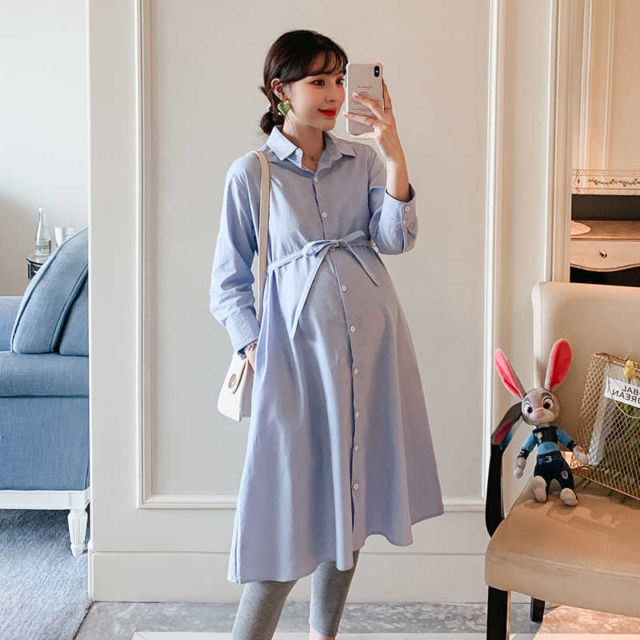 8 Ide Maternity Style dengan Button Dress yang Kekinian. Nyaman dan Bikin Kelihatan Awet Muda