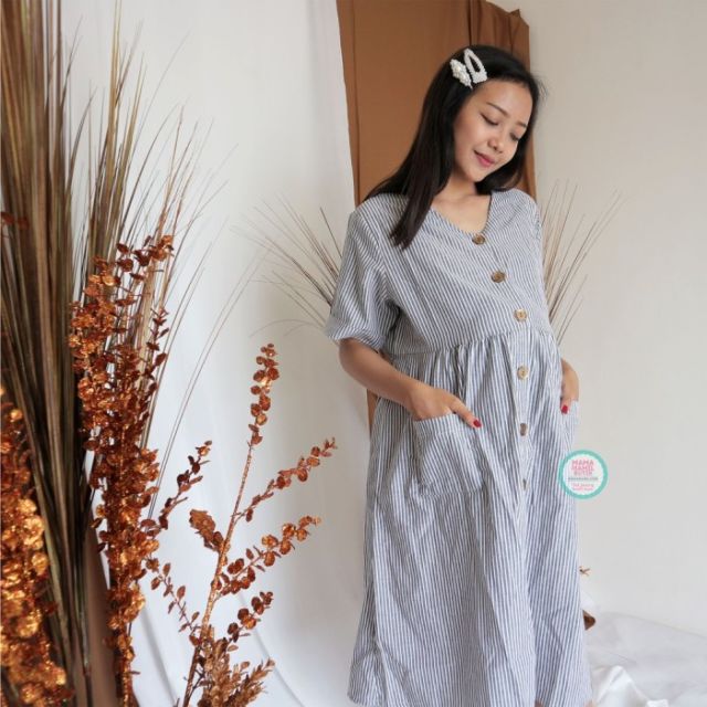 8 Ide Maternity Style dengan Button Dress yang Kekinian. Nyaman dan Bikin Kelihatan Awet Muda