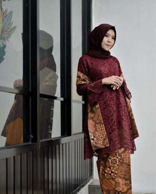 5 Potret Hijabers yang Sukses Tampil Feminin dengan Kebaya Selendang. Jadi Elegan Gitu!