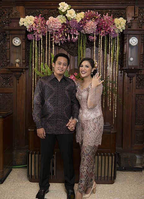 8 Desain Busana Couple Beda Warna tapi Tetap Senada. Elegan Plus Mesra!