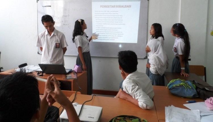 Tipe-tipe Teman Paling Resek Ketika Kita Presentasi di Kelas. Nyusahin Banget Pokoknya!