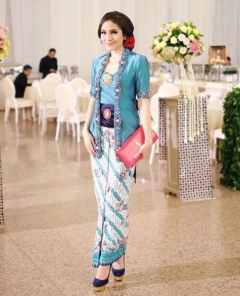 Potret Cantiknya Kebaya Warna Cerah Berpadu dengan Jarik Batik. Simpel nan Santun!