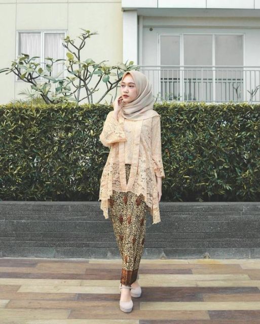 Potret Cantiknya Kebaya Warna Cerah Berpadu dengan Jarik Batik. Simpel nan Santun!