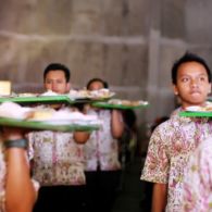 5 Tipikal Orang Kalau Lagi Nyinom atau Pelayan di Acara Nikahan Tetangga. Kamu yang Mana nih?