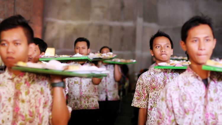 5 Tipikal Orang Kalau Lagi Nyinom atau Pelayan di Acara Nikahan Tetangga. Kamu yang Mana nih?