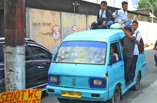 5 Hal yang Mesti Diperhatikan Saat Naik Angkot. Jaga-Jaga Aja, biar Lebih Aman dan Nyaman!