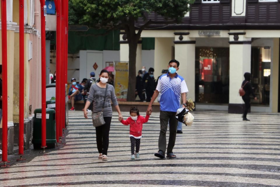 Pemerintah Anjurkan Warga Pakai Masker di dalam Rumah. Benarkah Bisa Lindungi Keluarga dari Corona?